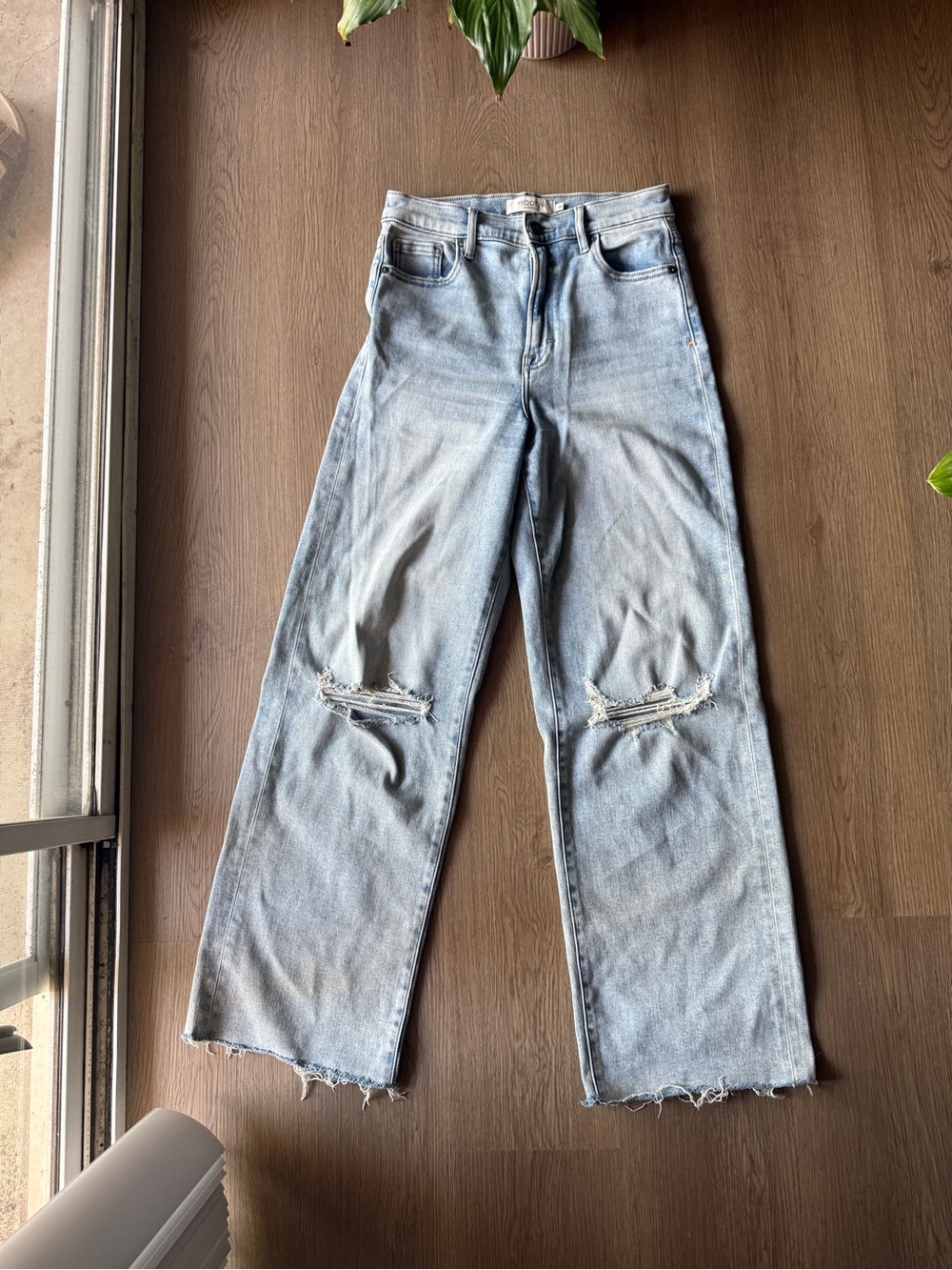 HIDDEN JEANS Straight-Leg Women's Jeans with Distressed Knees